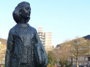 Anne-Frank-Statue auf dem Merwedeplein